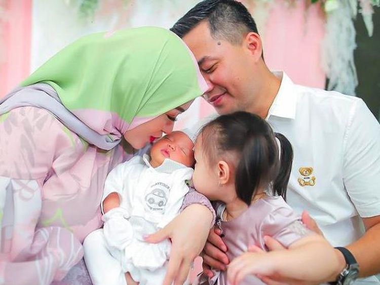 Zaskia Gotik Akhirnya Perlihatkan Wajah Anak Kedua