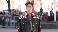 PP Krit tampil dengan rok dan boots di show Miu Miu Womenswear Spring/Summer 2023. (Foto: Jacopo Raule/GC Images) 
