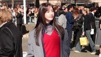 Busana yang dia kenakan di dalam coat bernuansa merah-putih. (Foto: GC Images/Jacopo Raule)