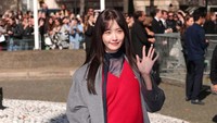 Rambut Yoona yang ditata sederhana dan digerai natural membuatnya terlihat semakin mempesona. (Foto: GC Images/Jacopo Raule)