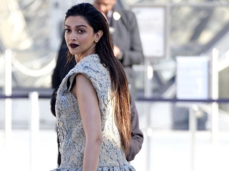 Deepika Padukone Tampil Edgy dengan Lipstik Gelap