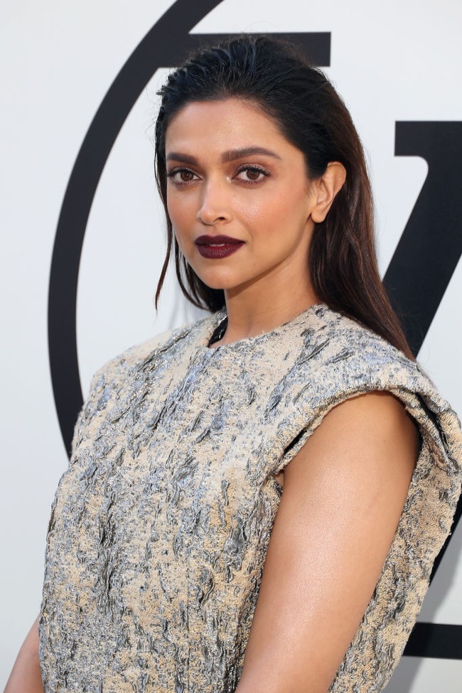 Deepika Padukone dikenal sebagai salah satu aktris India dengan bayaran termahal. Aktris 37 tahun ini terlibat cinta lokasi dengan lawan mainnya Ranveer Singh dan menikah pada 2018. Foto: WireImage/Marc Piasecki
