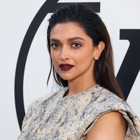 Deepika Padukone dikenal sebagai salah satu aktris India dengan bayaran termahal. Aktris 37 tahun ini terlibat cinta lokasi dengan lawan mainnya Ranveer Singh dan menikah pada 2018. Foto: WireImage/Marc Piasecki