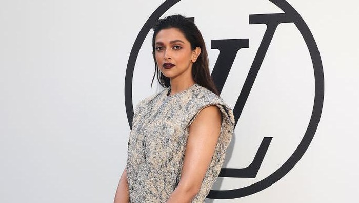 PARIS, FRANCE - OCTOBER 04: (EDITORIAL USE ONLY - For Non-Editorial use please seek approval from Fashion House) Deepika Padukone attends the Louis Vuitton Womenswear Spring/Summer 2023 show as part of Paris Fashion Week  on October 04, 2022 in Paris, France. (Photo by Marc Piasecki/WireImage)