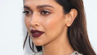 Dalam kesempatan tersebut, Deepika Padukone tampil dalam balutan busana LV berwarna krem-silver. (Foto: WireImage/Marc Piasecki)