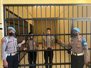 Penampakan 2 Oknum Polisi di Sel gegara Jilat Kue Ulang Tahun HUT TNI ke-77