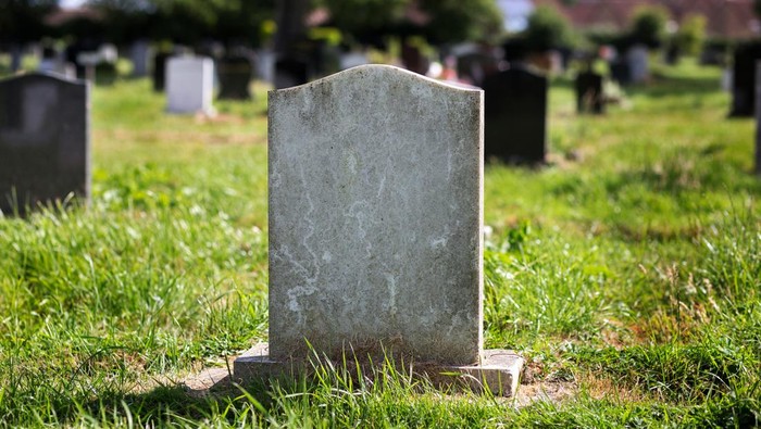 Sebanyak tujuh makam ambrol di Bandung, Jawa Barat. Ketujuh makam tersebut diketahui rusak akibat longsor di TPU Sirnaraga, Kota Bandung.