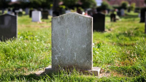 Sebanyak tujuh makam ambrol di Bandung, Jawa Barat. Ketujuh makam tersebut diketahui rusak akibat longsor di TPU Sirnaraga, Kota Bandung.