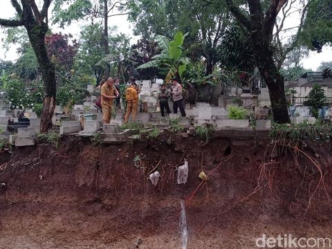 Sebanyak tujuh makam ambrol di Bandung, Jawa Barat. Ketujuh makam tersebut diketahui rusak akibat longsor di TPU Sirnaraga, Kota Bandung.