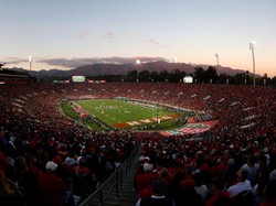 Lanjut, diposisi ke-6 ada Rose Bowl di Kota Pasadena, California, Amerika Serikat. Stadion dengan kapasitas 92.800 ini pernah menjadi penyelenggaraan Olimpiade Musim Panas 1932 dan 1984.