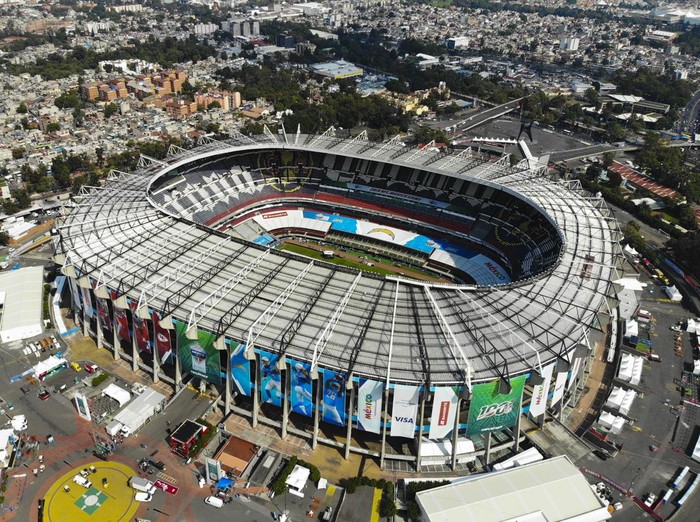Foto-foto berikut ini menjabarkan deretan stadion sepakbola paling besar di dunia berdasarkan jumlah kapasitas penonton.