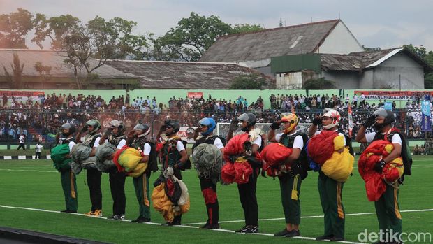 Aksi penerjun dalam pembukaan Liga Santri di Stadion Siliwangi, Kota Bandung.