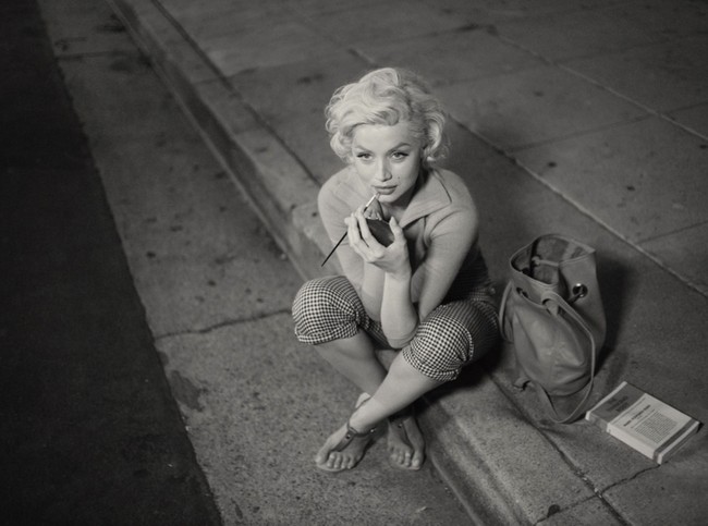 Diadaptasi dari novel Joyce Carol Oates, film yang diproduksi Netflix ini menyoroti pasang-surut kehidupan Norma Jeane, nama lahir Marilyn Monroe. Mulai dari pergumulannya dengan kesehatan mental, menjadi korban pelecehan, berjaya sebagai bintang terkenal, sampai akhirnya meninggal karena overdosis. Saya ingin menyelami seperti apa Norma Jeane sehari-hari, dan mengeksplor sisinya yang paling autentik, kata Jennifer kepada The Hollywood Reporter. (Foto: Dok. Netflix)