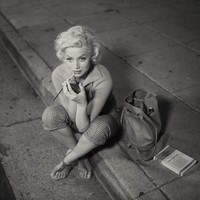 Diadaptasi dari novel Joyce Carol Oates, film yang diproduksi Netflix ini menyoroti pasang-surut kehidupan Norma Jeane, nama lahir Marilyn Monroe. Mulai dari pergumulannya dengan kesehatan mental, menjadi korban pelecehan, berjaya sebagai bintang terkenal, sampai akhirnya meninggal karena overdosis. Saya ingin menyelami seperti apa Norma Jeane sehari-hari, dan mengeksplor sisinya yang paling autentik, kata Jennifer kepada The Hollywood Reporter. (Foto: Dok. Netflix)