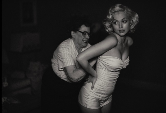 Saya pikir saya sudah mengetahui siapa Marilyn, tapi ketika membaca dialog, buku, lalu mulai meriset, saya menemukan sisi barunya. Hal yang paling luar biasa adalah film ini mendalami sisi psikologisnya, dan kamu akan mengetahui banyak hal baru tentangnya, ujar Jennifer. Untuk karakter Marilyn, ia secara khusus menyiapkan 100 kostum lebih. Di luar itu, ada 1.800 kostum untuk para pemeran pendukung dan pemain tambahan. (Foto: Dok. Netflix)