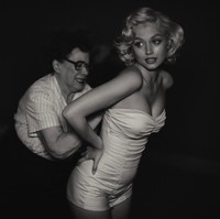 Saya pikir saya sudah mengetahui siapa Marilyn, tapi ketika membaca dialog, buku, lalu mulai meriset, saya menemukan sisi barunya. Hal yang paling luar biasa adalah film ini mendalami sisi psikologisnya, dan kamu akan mengetahui banyak hal baru tentangnya, ujar Jennifer. Untuk karakter Marilyn, ia secara khusus menyiapkan 100 kostum lebih. Di luar itu, ada 1.800 kostum untuk para pemeran pendukung dan pemain tambahan. (Foto: Dok. Netflix)