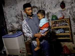 Cerita Pilu Tragedi Kanjuruhan, Petani Kehilangan Istri dan Dua Putri