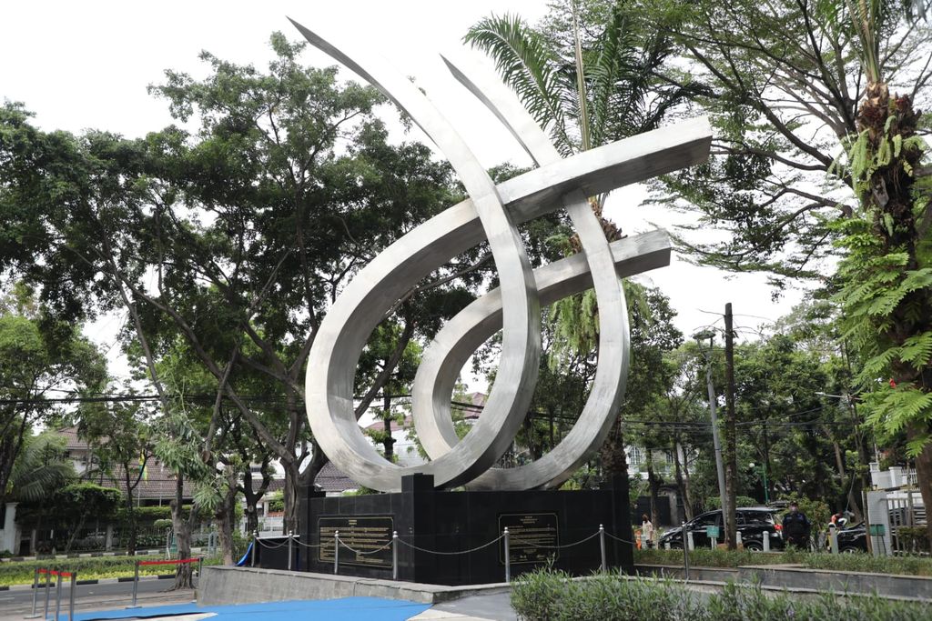 Gubernur DKI Jakarta Anies Baswedan resmi merelokasi Tugu 66 dari Rasuna Said, Jakarta Selatan, ke Taman Menteng, Jakarta Pusat.