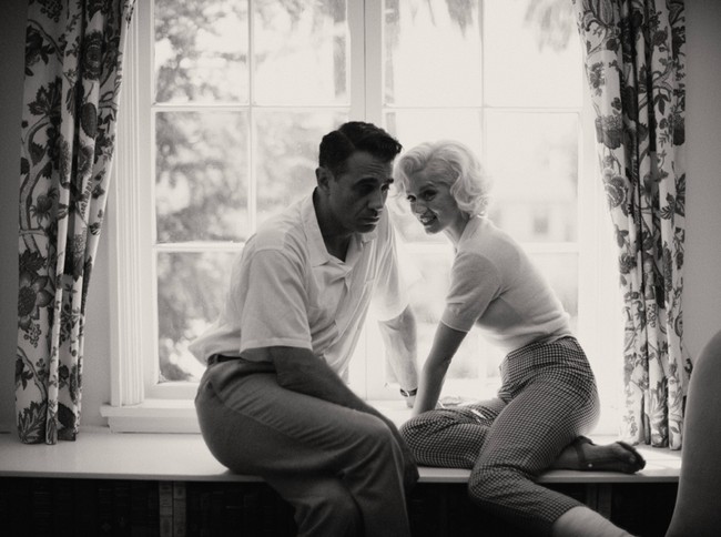 Ana de Armas benar-benar mempersiapkan perannya ini secara maksimal. Butuh sembilan bulan bagi perempuan asal Kuba tersebut untuk berlatih sampai suara dan aksen Amerika-nya mirip Marilyn. Saat proses syuting, ia mengaku merasakan kehadiran sang legenda. Aku yakin dia berada di dekat kami dan dia sangat bahagia. Kadang dia tak ragu untuk marah bila ada sesuatu yang tidak disukainya, tutur Ana. (Foto: Dok. Netflix)