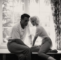 Ana de Armas benar-benar mempersiapkan perannya ini secara maksimal. Butuh sembilan bulan bagi perempuan asal Kuba tersebut untuk berlatih sampai suara dan aksen Amerika-nya mirip Marilyn. Saat proses syuting, ia mengaku merasakan kehadiran sang legenda. Aku yakin dia berada di dekat kami dan dia sangat bahagia. Kadang dia tak ragu untuk marah bila ada sesuatu yang tidak disukainya, tutur Ana. (Foto: Dok. Netflix)