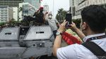 Antusias Warga Asik Foto-foto dengan Alutsista TNI