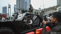 Seorang warga mengabadikan parade alutsista TNI dengan smartphonenya di Kawasan Bundaran HI, Jakarta, Rabu (5/10/2022). Warga yang mengetahui akan adanya parade alutsista mendatangi ruas jalan kawasan Bundaran HI.