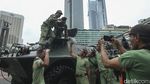 Antusias Warga Asik Foto-foto dengan Alutsista TNI