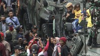 Anak-anak berfoto dengan prajurit TNI di atas alutsista di Kawasan Bundaran HI, Jakarta, Rabu (5/10/2022). Anak-anak hingga orang dewasa menyambut parade TNI dengan antusiasme tinggi.