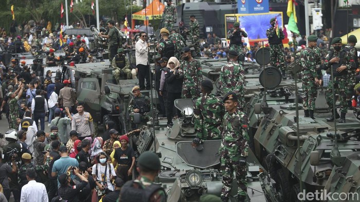 Suasana parade alutsista pada perayaan HUT ke-77 TNI di Kawasan Bundaran HI, Jakarta, Rabu (5/10/2022).