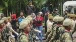 Antusias Warga Asik Foto-foto dengan Alutsista TNI