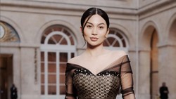 Ariel Tatum Memukau dengan Gaun Songket Usai Tampil di Paris Fashion Week