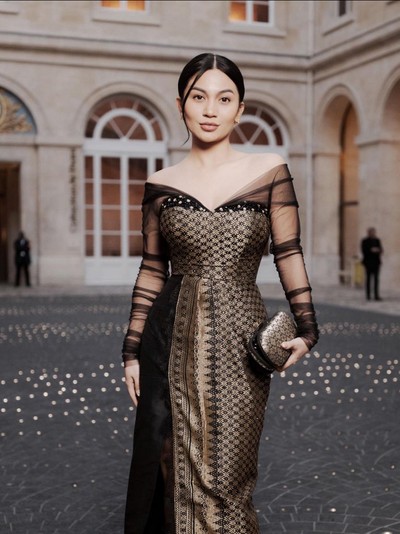 Ariel Tatum Ariel Tatum pakai gaun dari Songket di Paris Fashion Week.