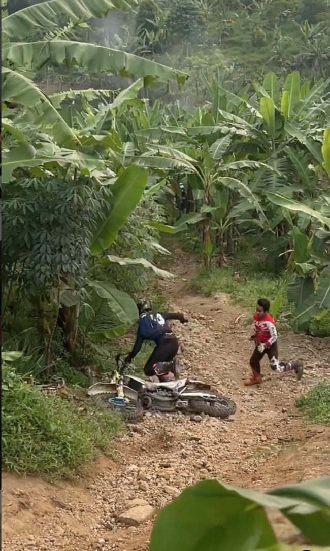 Walaupun sempat beberapa kali jatuh namun ketiganya tak patah semangat dan kembali beraksi. Penampilan ketiga seleb Indonesia itu pun berhasil mencuri atensi netizen. Foto: Instagram/@popsovia