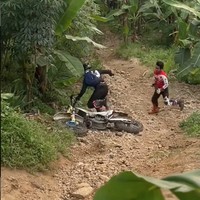 Walaupun sempat beberapa kali jatuh namun ketiganya tak patah semangat dan kembali beraksi. Penampilan ketiga seleb Indonesia itu pun berhasil mencuri atensi netizen. Foto: Instagram/@popsovia