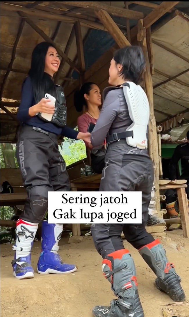 Poppy, Asri, dan Prisia pun tampak asik berjoget di sela-sela waktu istirahat mereka. Tak terlihat ekspresi tegang atau kelelahan d wajah ketiganya, yang ada hanya raut wajah bahagia. Foto: Instagram/@popsovia