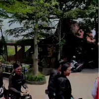 Tak seperti kebanyakan artis wanita yang melakukan healing dengan berlibur, Asri Welas, Prisia Nasution, dan Poppy Sovia justru memilih menjajal kegiatan yang cukup ekstrem dengan mengendarai motor trail. Momen kebersamaan ketiganya itu kemudian dibagikan ke akun Instagram. Foto: Instagram/@asri_welas