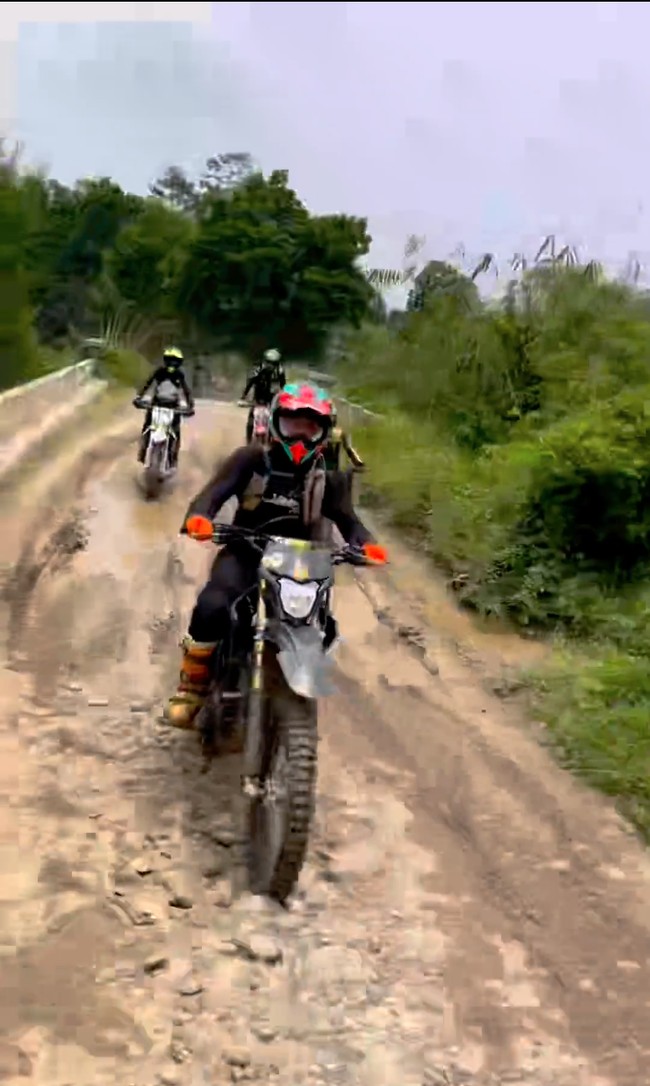 Melalui unggahan di akun Instagramnya, Asri menyebut dirinya dan kedua rekannya itu sebagai Trabasss Girlsss. Walaupun jalan-jalan yang dilaluinya dekat dengan jurang dan sawah, namun Asri mengaku puas dan bahagia bisa menjajal olahraga ekstrem tersebut. Foto: Instagram/@asri_welas