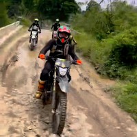 Melalui unggahan di akun Instagramnya, Asri menyebut dirinya dan kedua rekannya itu sebagai Trabasss Girlsss. Walaupun jalan-jalan yang dilaluinya dekat dengan jurang dan sawah, namun Asri mengaku puas dan bahagia bisa menjajal olahraga ekstrem tersebut. Foto: Instagram/@asri_welas