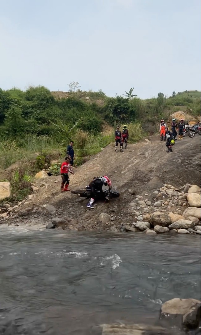 Medan yang dilalui saat mengendarai motor trail pun tampak cukup ekstrem. Poppy, Asri, dan Prisia masing-masing harus melewati sungai dan jalan menanjak. Foto: Instagram/@popsovia