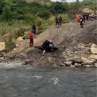 Medan yang dilalui saat mengendarai motor trail pun tampak cukup ekstrem. Poppy, Asri, dan Prisia masing-masing harus melewati sungai dan jalan menanjak. Foto: Instagram/@popsovia