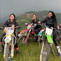 Melihat pemandangan alam yang begitu indah dari atas bukit, perjalanan Asri, Prisia, dan Poppy melewati medan ekstrem pun seolah terbayarkan. Begini penampilan ketiiganya sambil bersantai di atas motor. Foto: Instagram/@popsovia