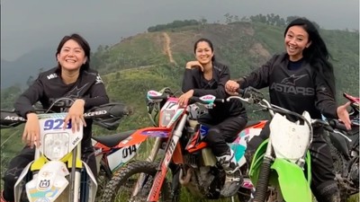7 Gaya Prisia Nasution, Asri Welas, & Poppy Sovia Naik Motor Trail, Ekstrem!