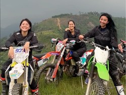 7 Gaya Prisia Nasution, Asri Welas, & Poppy Sovia Naik Motor Trail, Ekstrem!