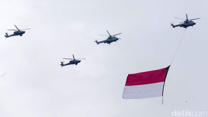 Peringatan HUT TNI ke-77 digelar di Istana Negara, Jakarta. Aktrasi peawat milik TNI memeriahkan acara ini.