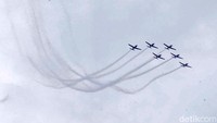 Sejumlah pesawat terbang milik TNI AU seperti F16 dan pesawat akrobatik Jupiter tampil menghiasi langit Jakarta pagi tadi.