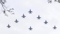 Pesawat tempur F16 membentuk formasi.