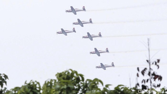 Peringatan HUT TNI ke-77 digelar di Istana Negara, Jakarta. Aktrasi peawat milik TNI memeriahkan acara ini.