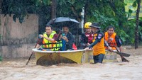 Relawan dari Pusat Relawan Departemen Pertahanan Sipil (Opphon), Chiang Mai, menggunakan perahu untuk membantu menyelamatkan korban banjir.