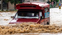 Supir taxi menerobos banjir. Penduduk di provinsi Chiang Mai, terutama mereka yang tinggal di dekat Sungai Ping disarankan untuk memantau situasi air dengan cermat.