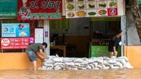 Salah satu warung makan yang terdampak banjir. Warung tersebut diberikan karung pasir untuk mencegah air yang masuk ke dalam. Sebab, muka air sungai telah naik di atas tingkat kritis.